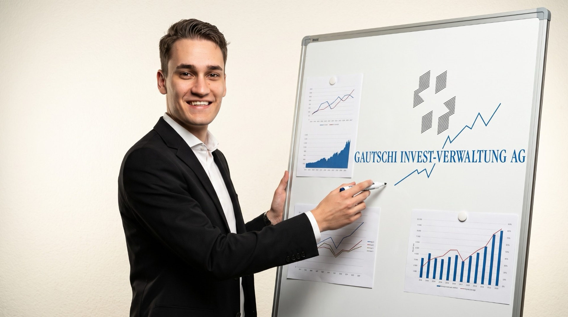 Dominic Gautschi erläutert die Anlagestrategie am Flipchart